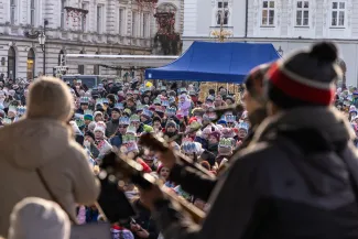 na zdjęciu osoby podczas korowodu