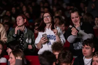 na zdjęciu osoby na scenie