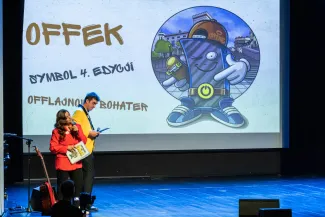 na zdjęciu osoby na scenie