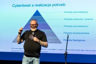 na zdjęciu osoby na scenie