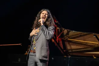 na zdjęciu osoby na scenie