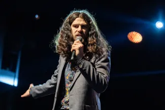 na zdjęciu osoby na scenie