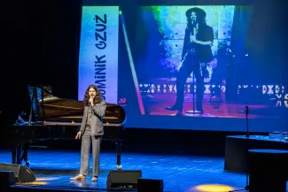 na zdjęciu osoby na scenie