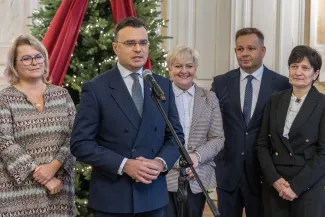 na zdjęciu osoby podczas konferencji