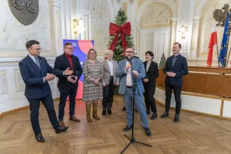 na zdjęciu osoby podczas konferencji