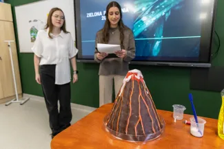 na zdjęciu osoby podczas otwarcia