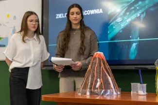 na zdjęciu osoby podczas otwarcia