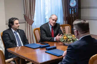 na zdjęciu osoby podczas spotkania