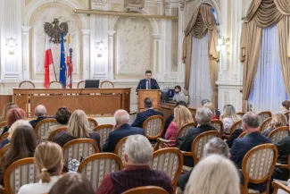 na zdjęciu osoby podczas spotania