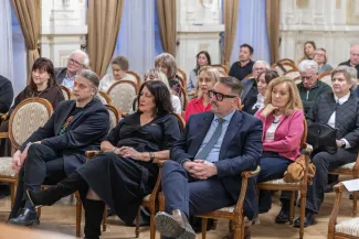 na zdjęciu osoby podczas spotania