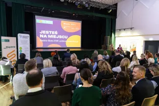 na zdjęciu osoby podczas konferencji