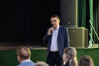 na zdjęciu osoby podczas konferencji