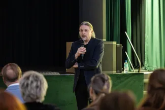 na zdjęciu osoby podczas konferencji