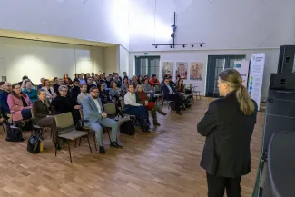 na zdjęciu osoby podczas konferencji