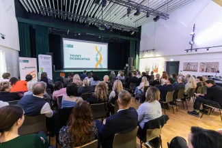 na zdjęciu osoby podczas konferencji