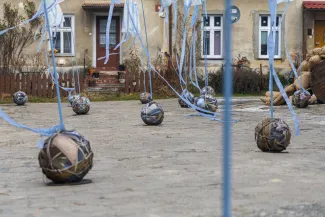 na zdjęciu aktorzy i widzowie podczas spektaklu