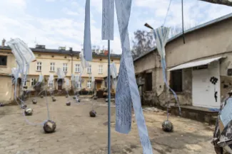 na zdjęciu aktorzy i widzowie podczas spektaklu
