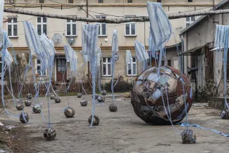 na zdjęciu aktorzy i widzowie podczas spektaklu