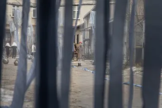 na zdjęciu aktorzy i widzowie podczas spektaklu