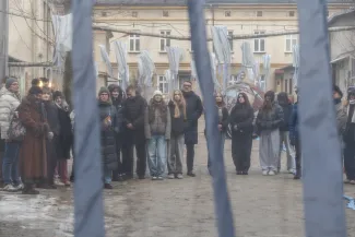 na zdjęciu aktorzy i widzowie podczas spektaklu