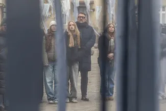 na zdjęciu aktorzy i widzowie podczas spektaklu