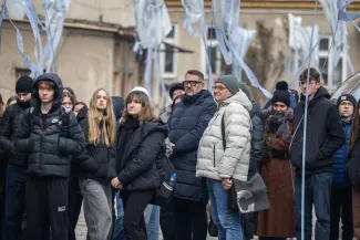 na zdjęciu aktorzy i widzowie podczas spektaklu