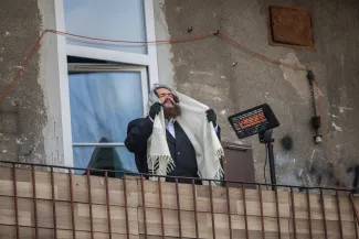 na zdjęciu aktorzy i widzowie podczas spektaklu