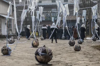 na zdjęciu aktorzy i widzowie podczas spektaklu