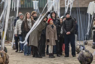 na zdjęciu aktorzy i widzowie podczas spektaklu