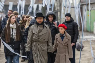 na zdjęciu aktorzy i widzowie podczas spektaklu