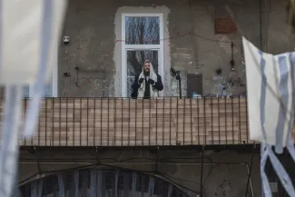 na zdjęciu aktorzy i widzowie podczas spektaklu