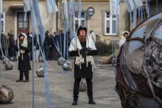 na zdjęciu aktorzy i widzowie podczas spektaklu