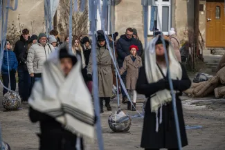 na zdjęciu aktorzy i widzowie podczas spektaklu