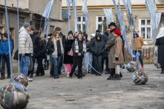 na zdjęciu aktorzy i widzowie podczas spektaklu
