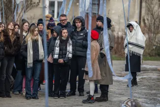 na zdjęciu aktorzy i widzowie podczas spektaklu