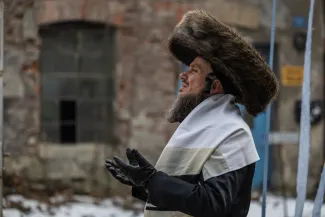 na zdjęciu aktorzy i widzowie podczas spektaklu