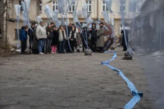 na zdjęciu aktorzy i widzowie podczas spektaklu