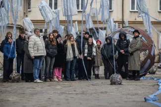 na zdjęciu aktorzy i widzowie podczas spektaklu