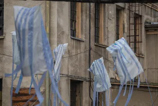 na zdjęciu aktorzy i widzowie podczas spektaklu