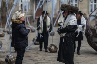 na zdjęciu aktorzy i widzowie podczas spektaklu