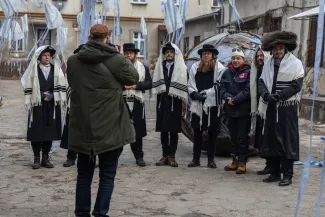 na zdjęciu aktorzy i widzowie podczas spektaklu