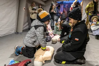 na zdjęciu osoby podczas grania orkiestry 