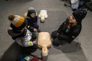 na zdjęciu osoby podczas grania orkiestry 