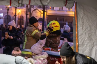 na zdjęciu osoby podczas grania orkiestry 