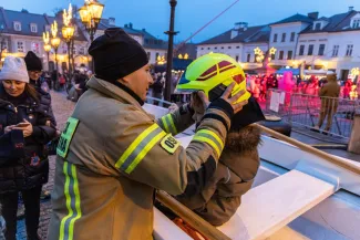 na zdjęciu osoby podczas grania orkiestry 