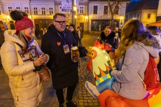 na zdjęciu osoby podczas grania orkiestry 