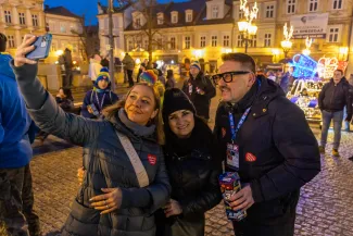 na zdjęciu osoby podczas grania orkiestry 