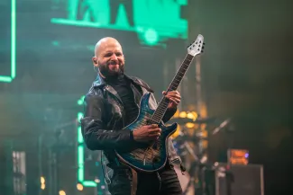 na zdjęciu osoby podczas grania orkiestry 