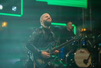 na zdjęciu osoby podczas grania orkiestry 