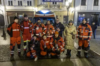 na zdjęciu osoby podczas grania orkiestry 